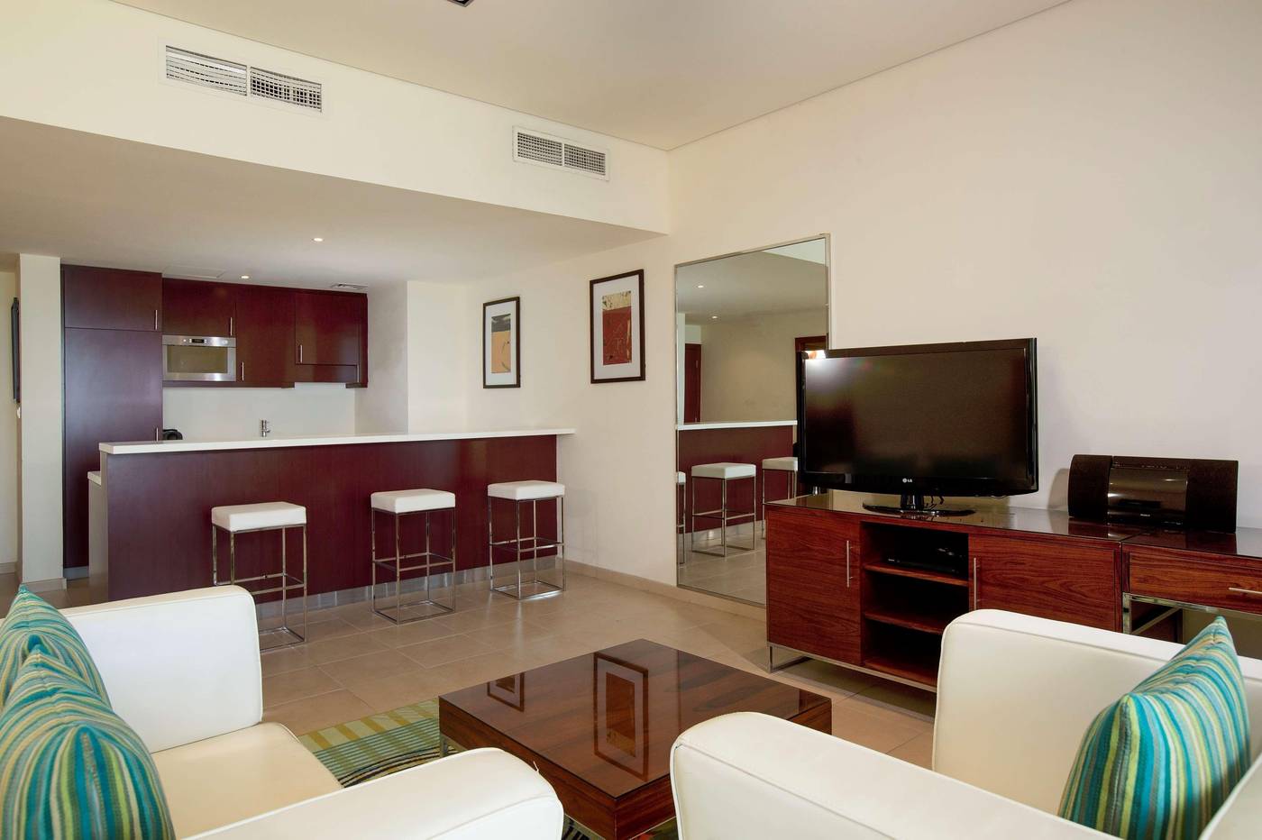 Hilton-Dubai-The-Walk-Room-38