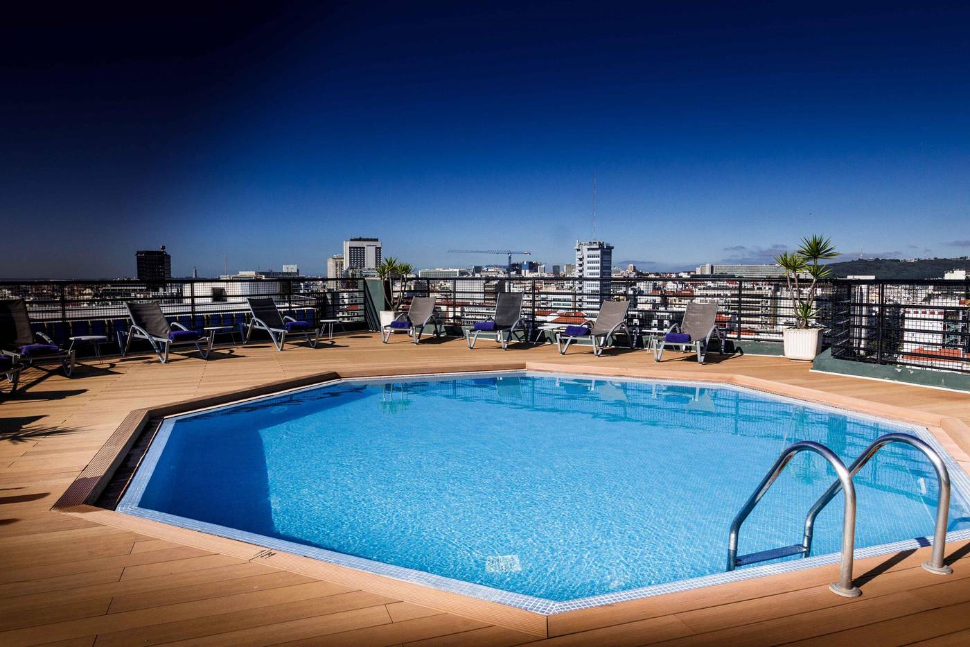 Holiday-Inn-Lisboa-Pool-1