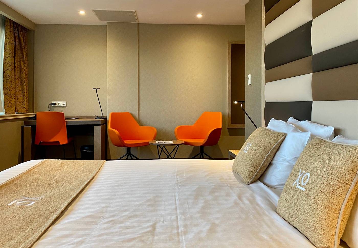 Xo-Hotels-Blue-Tower-Room-8