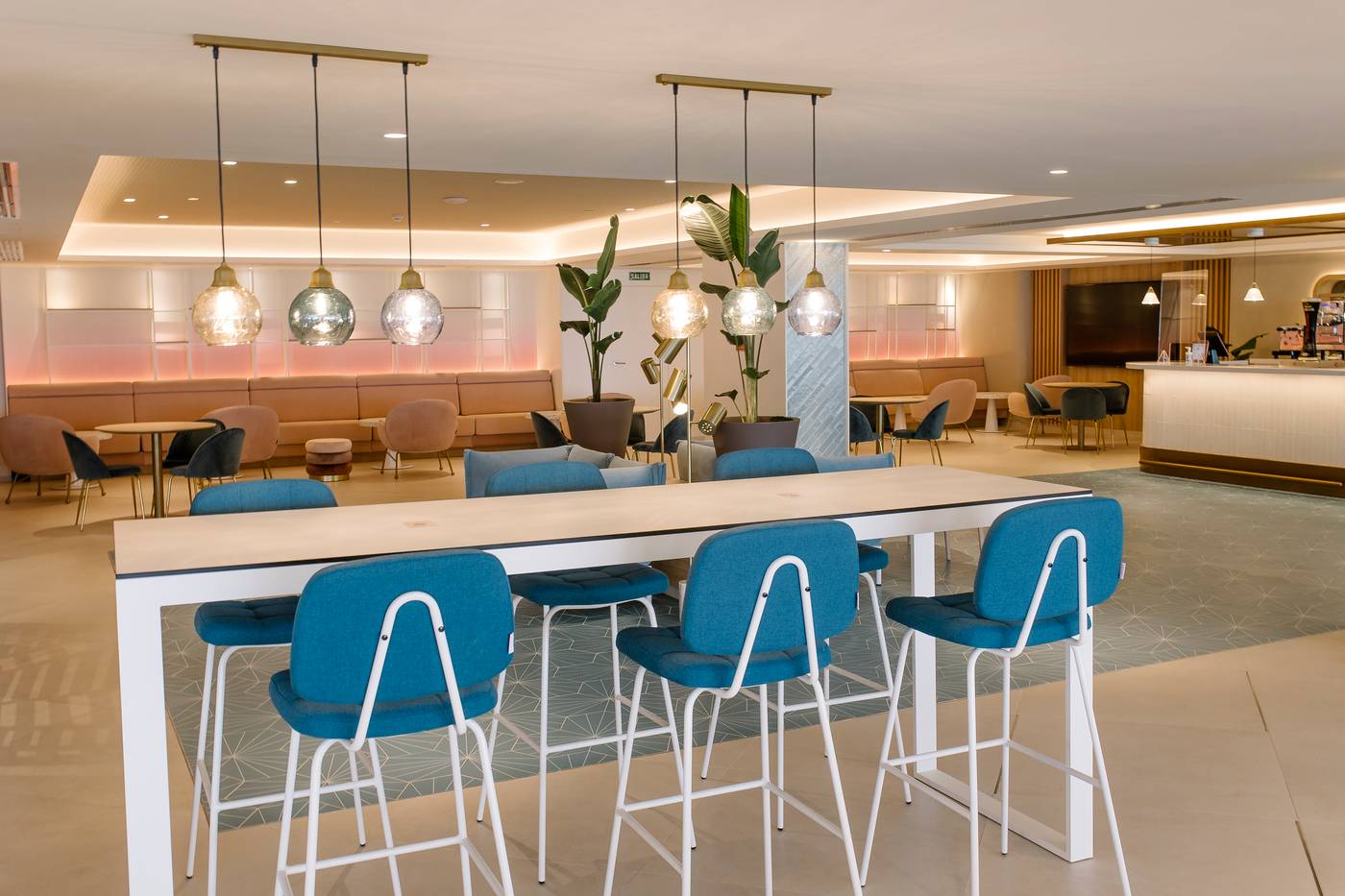 Hotel-Cristina-by-Tigotan-Bar-37