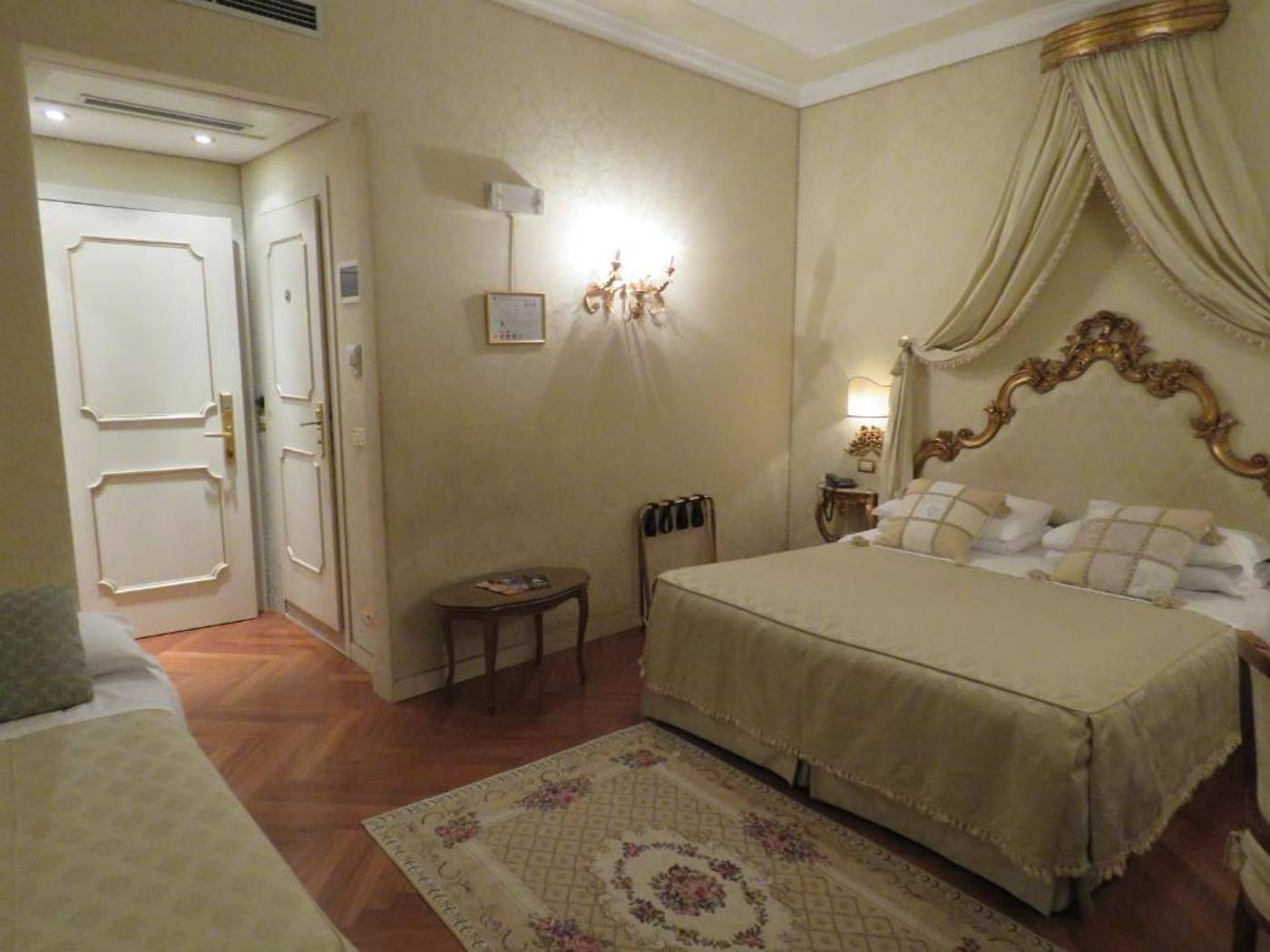 Antico-Doge---a-Member-of-Elizabeth-Hotel-Room-39