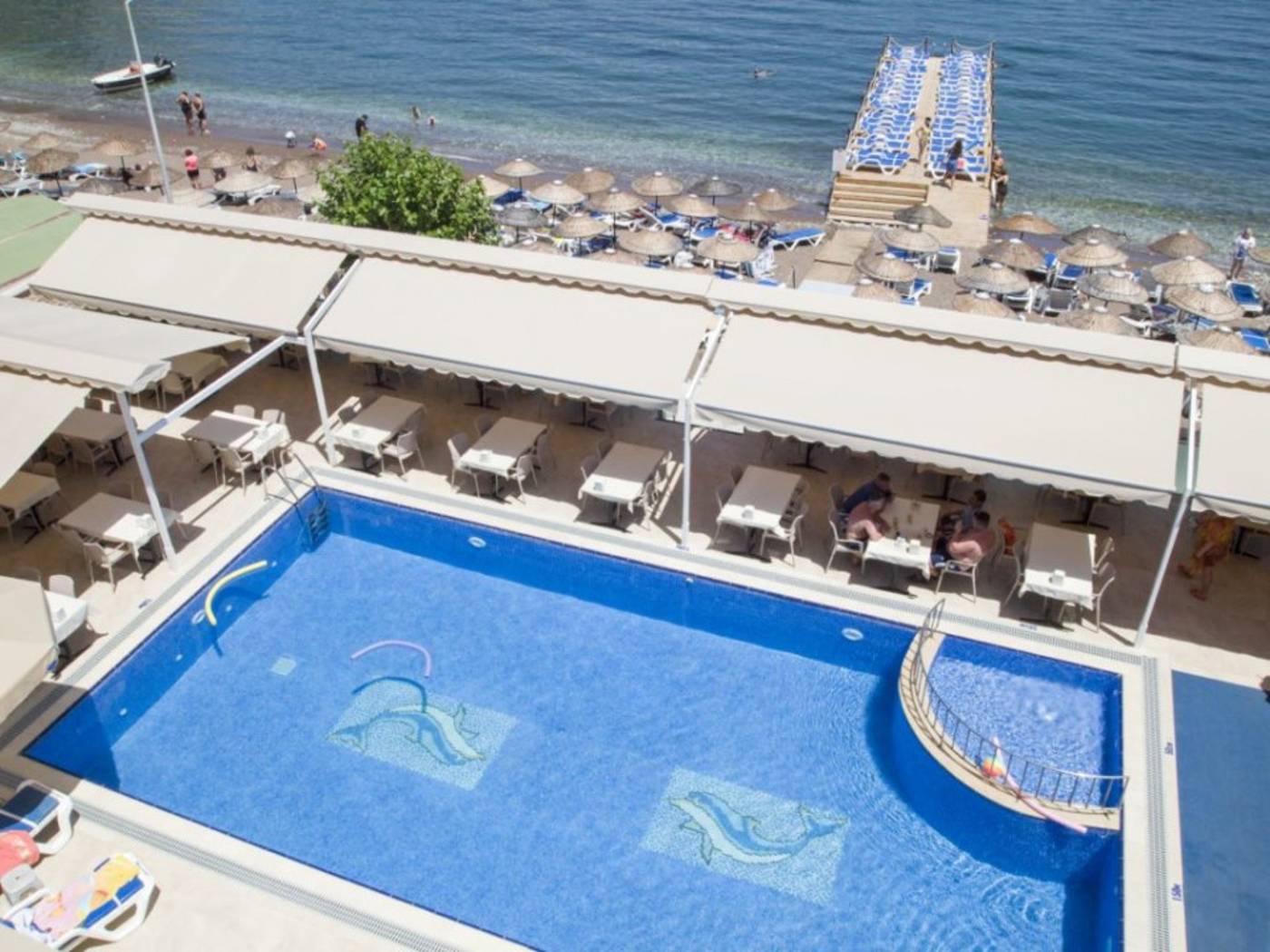 Oz-Can-Hotel---Family-Suites-Pool-3