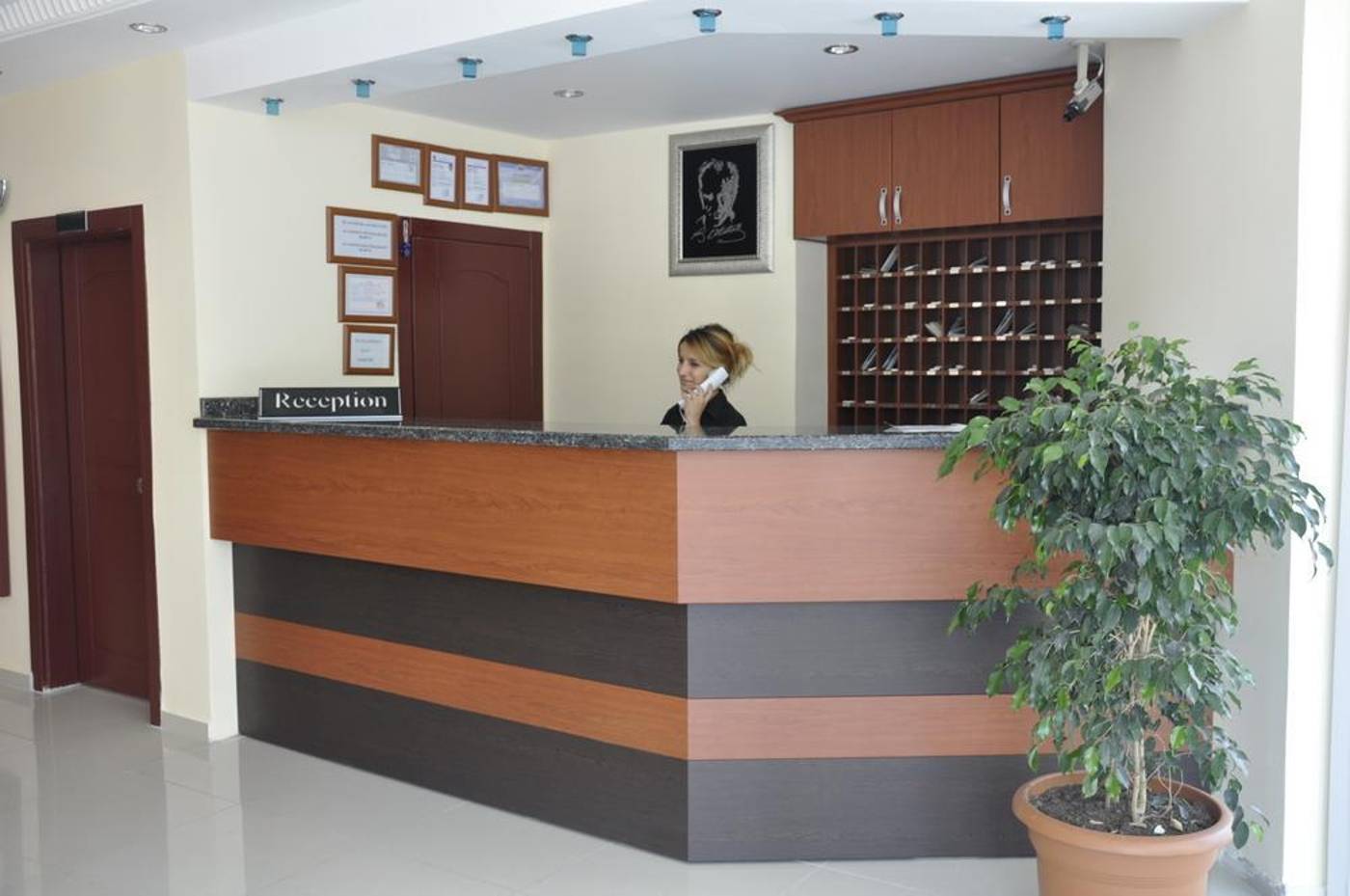 Primera-Hotel-Lobby-19