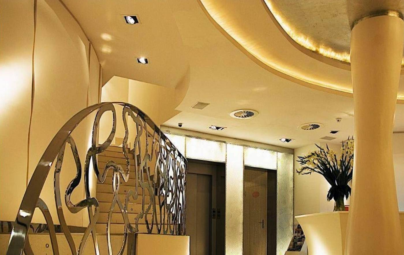 Room-Mate-Alicia-Lobby-10