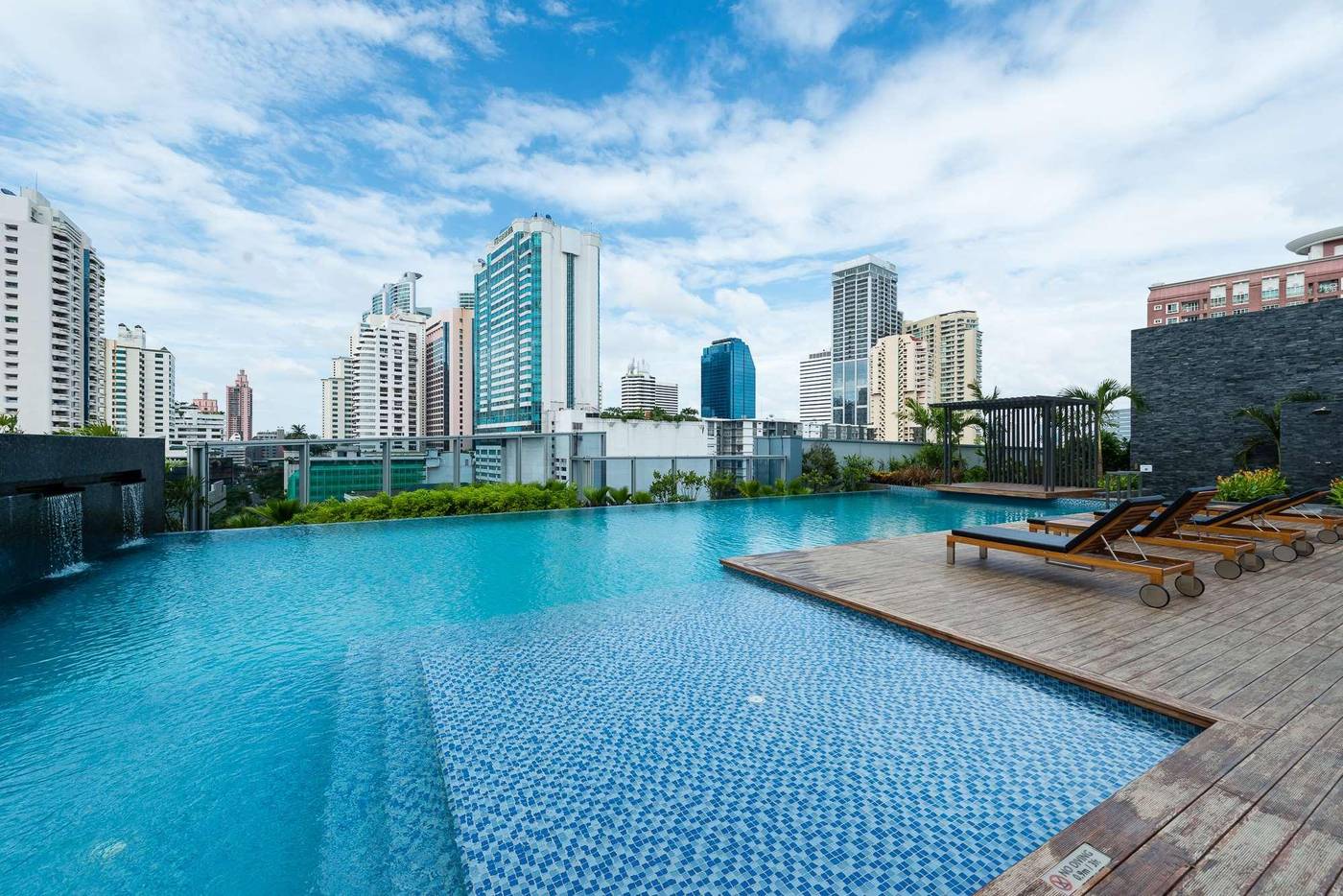 Radisson-Blu-Plaza-Bangkok-Pool-58