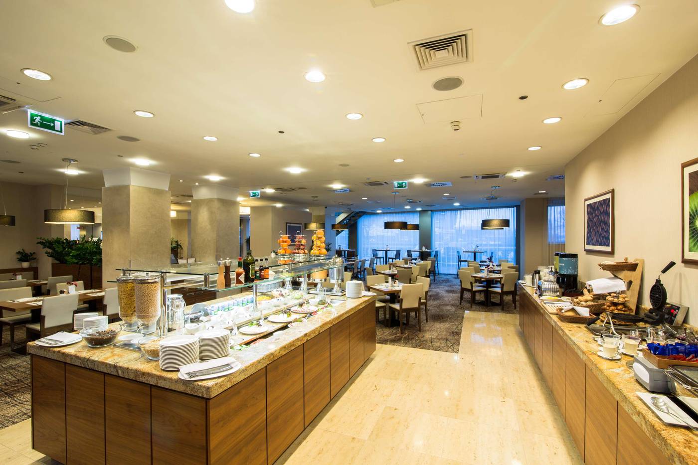 Hilton-Garden-Inn-Krakow-Restaurant-38