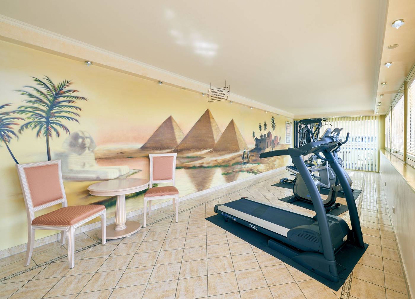 Hollywood-Media-Hotel-Sports-and-Entertainment-41