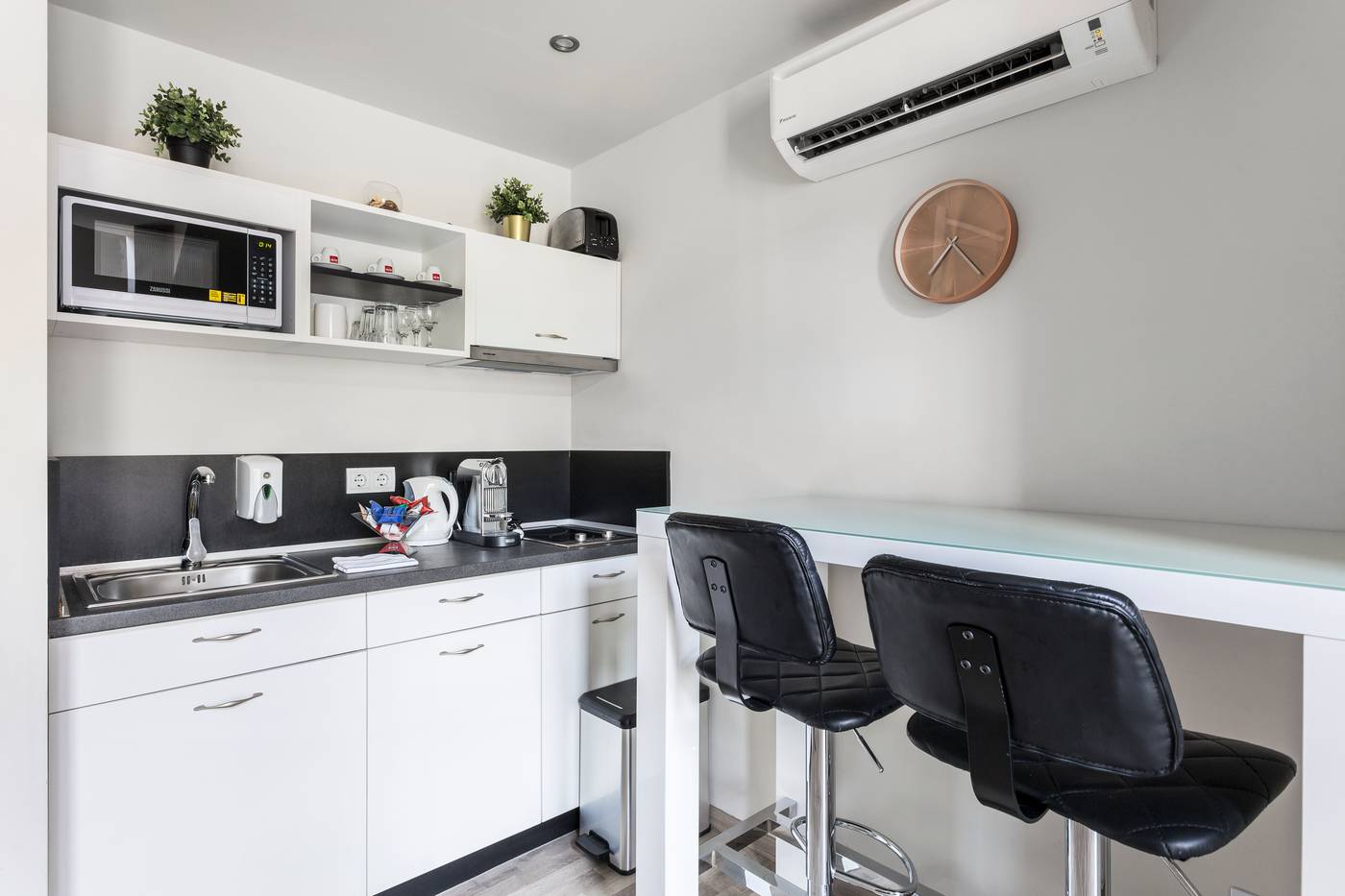 Hotel-Mika-Downtown-Room-9