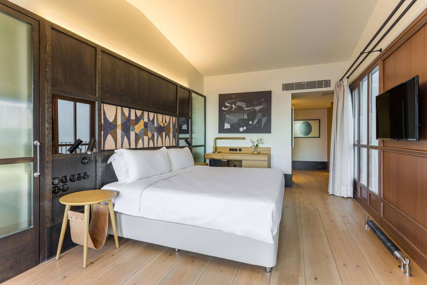 Room-Mate-Emir-Room-30