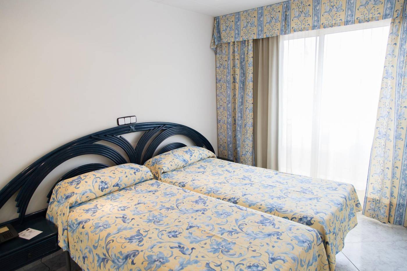 Apartamentos-Neptuno-Calella-Room-18