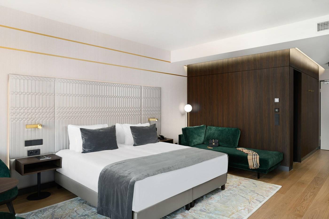 Hotel-Emerald---Suites-Room-65