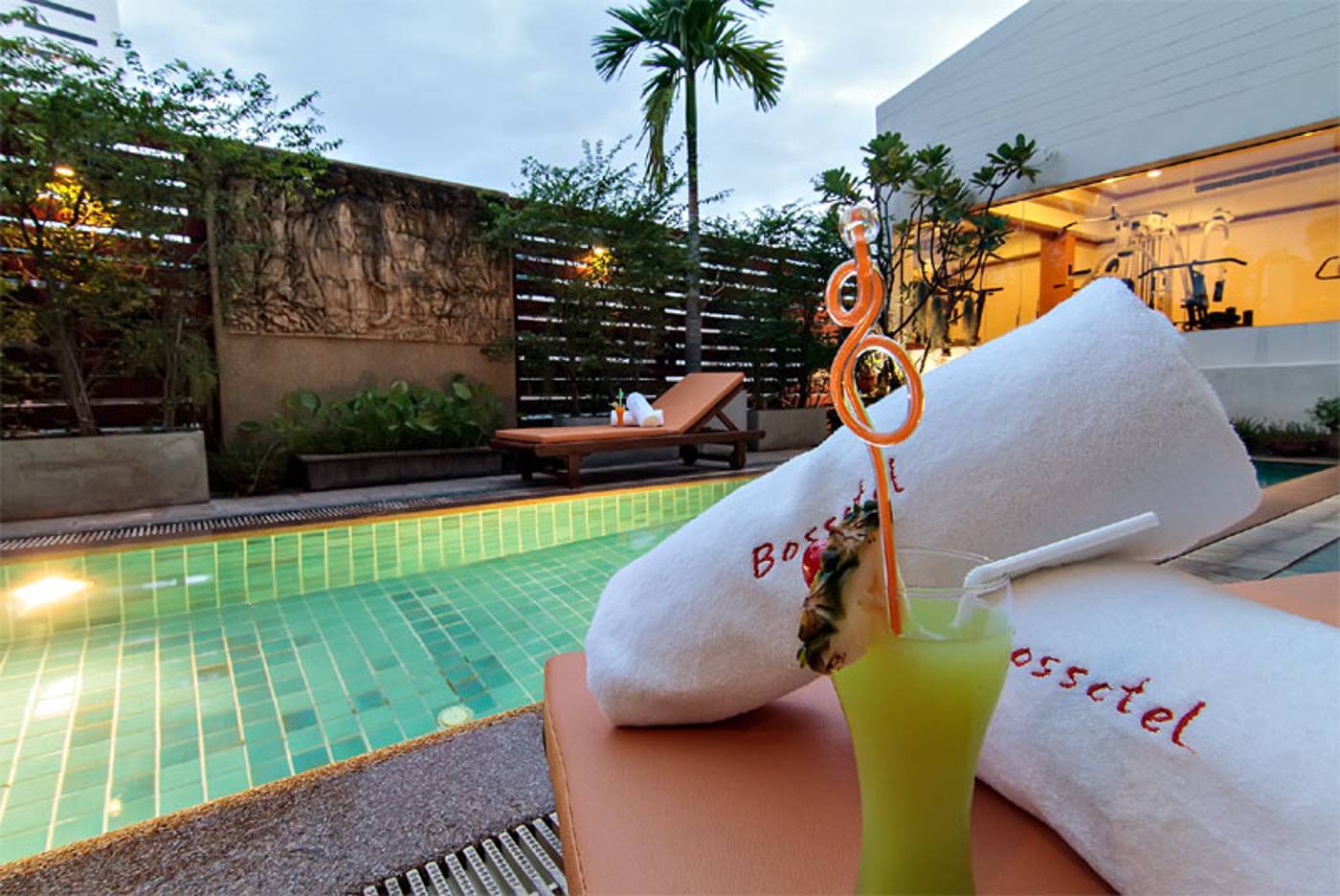 Bossotel-Inn-Bangkok-Pool-7