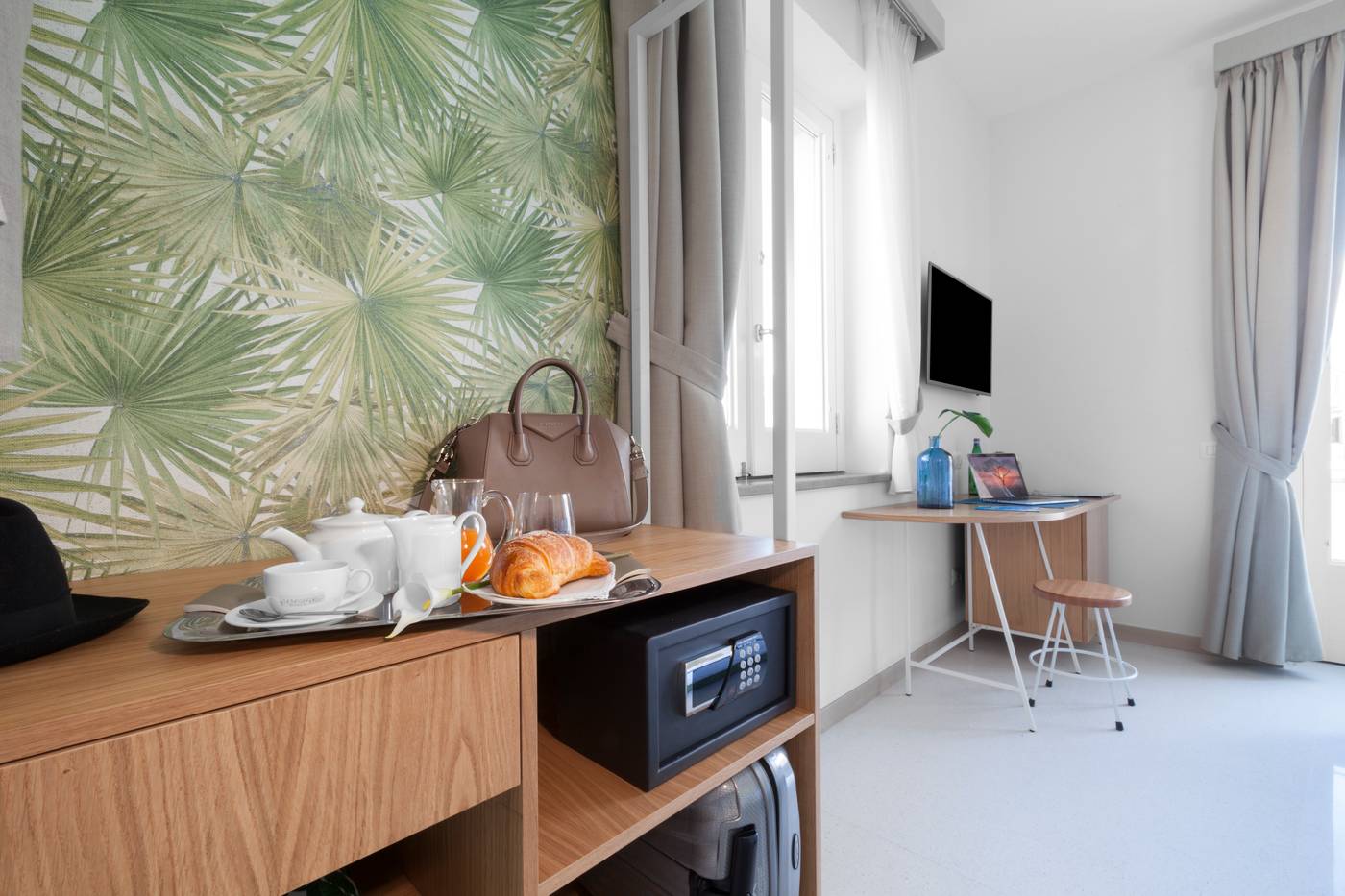 Unconventional-Sorrento-Coast-Room-23