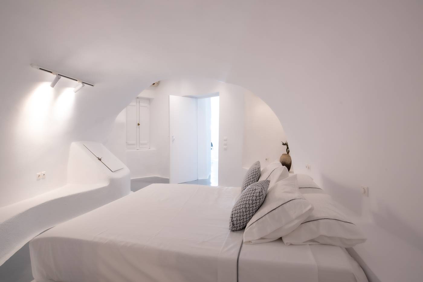 Heaven-s-Edge-Room-16