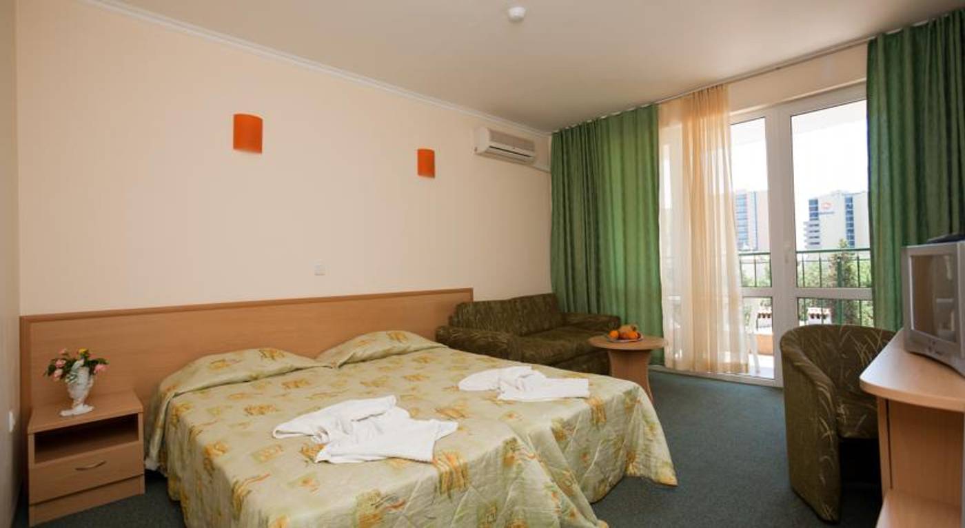 Sunny-Day-Club-Room-11