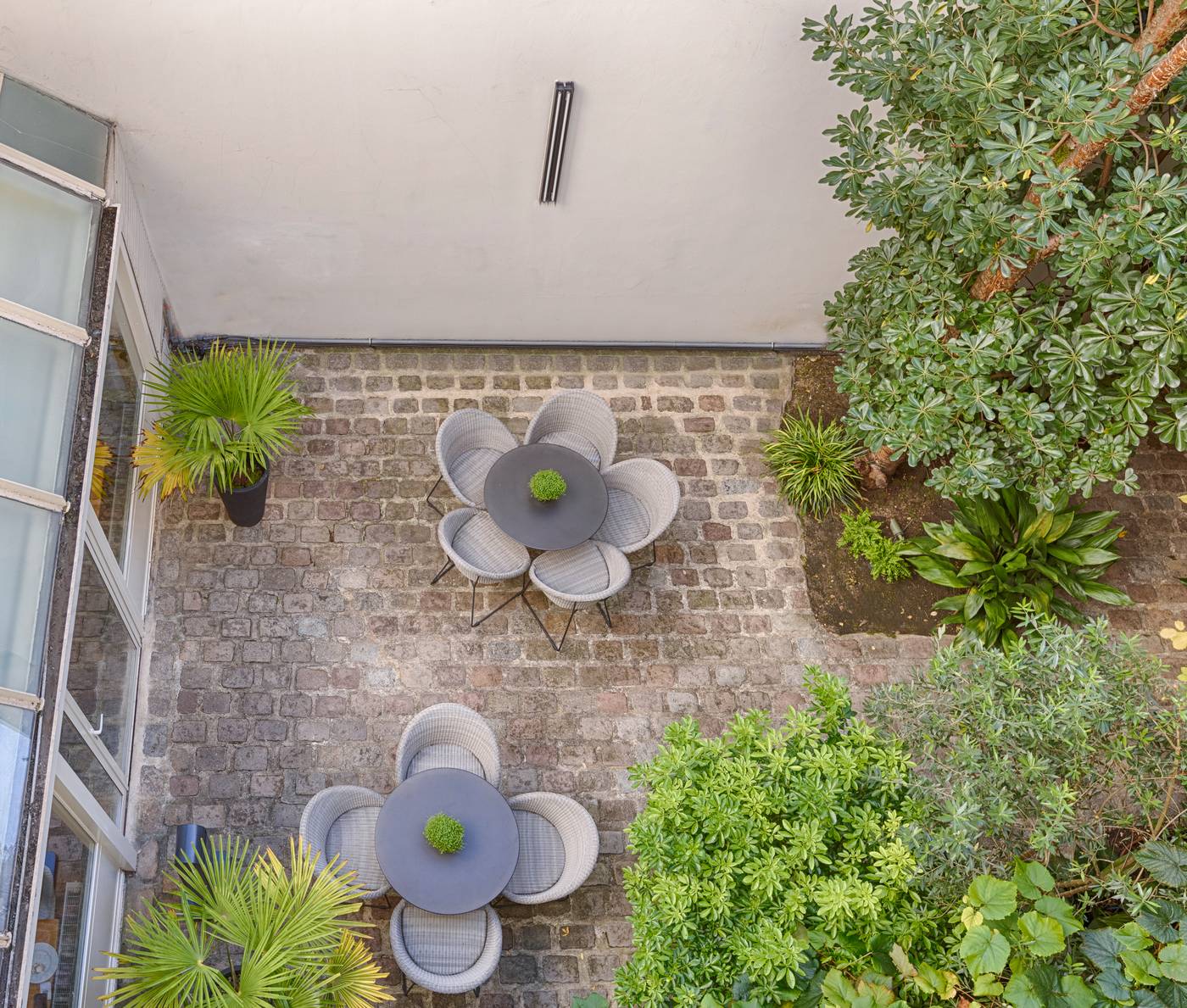 Hotel-A-la-Villa-des-Artistes-Terrace-1