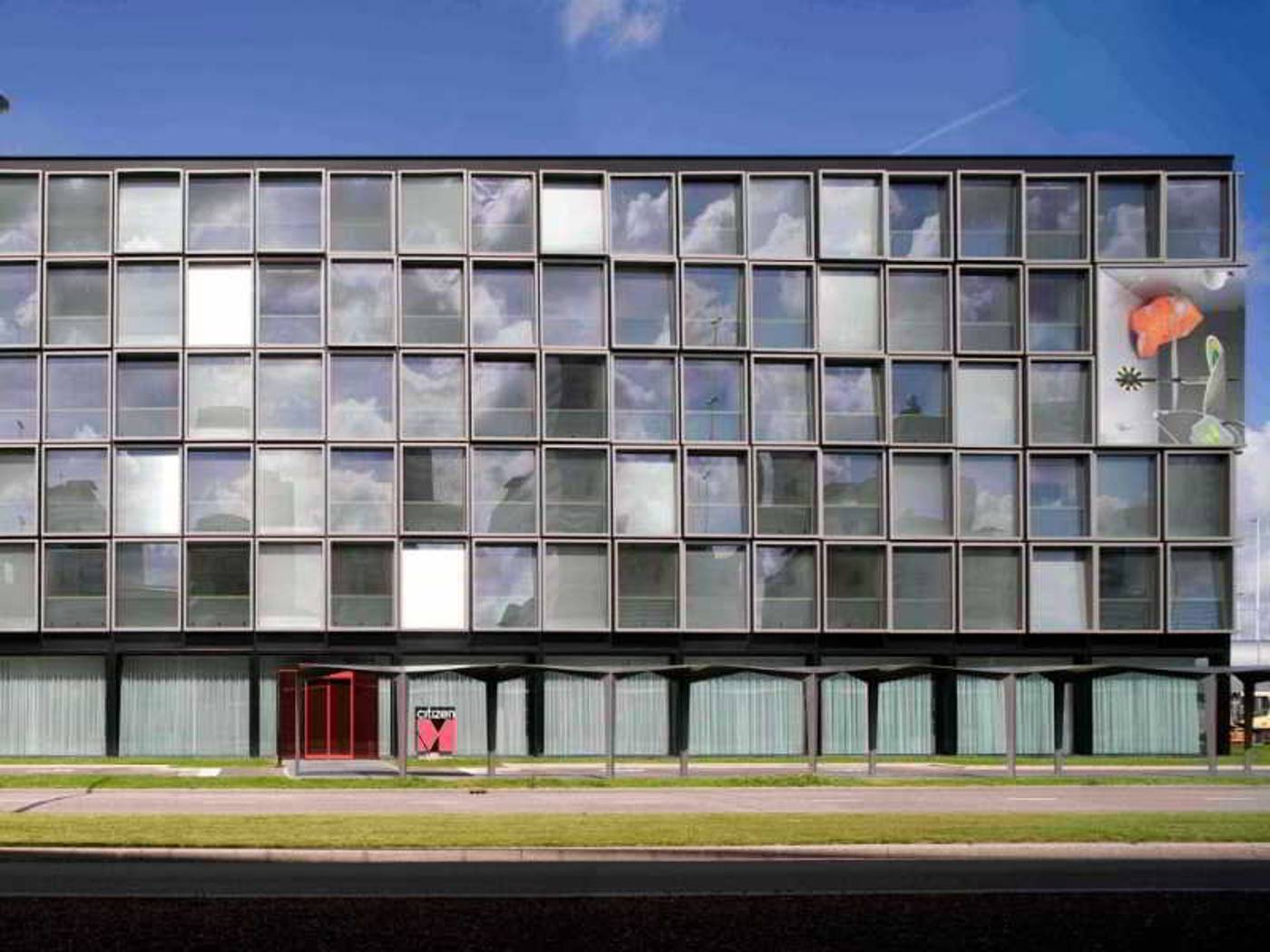 Citizenm-Schiphol-Airport-Hotel-General-view-3