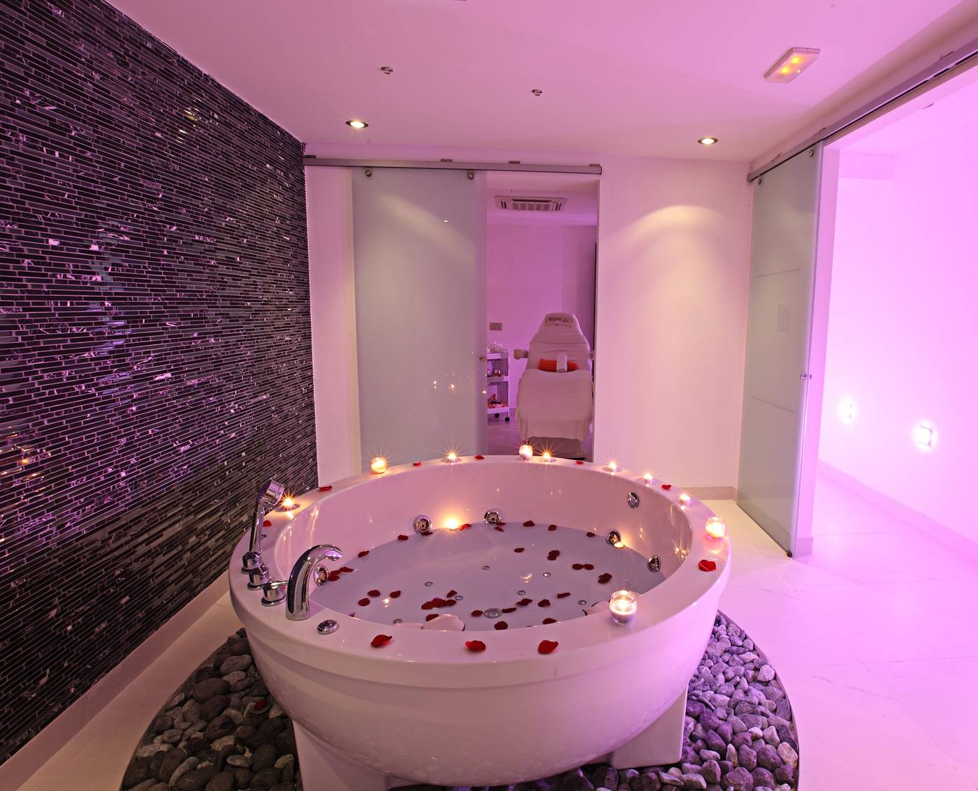 Dome-Beach-Hotel-Sports-and-Entertainment-45