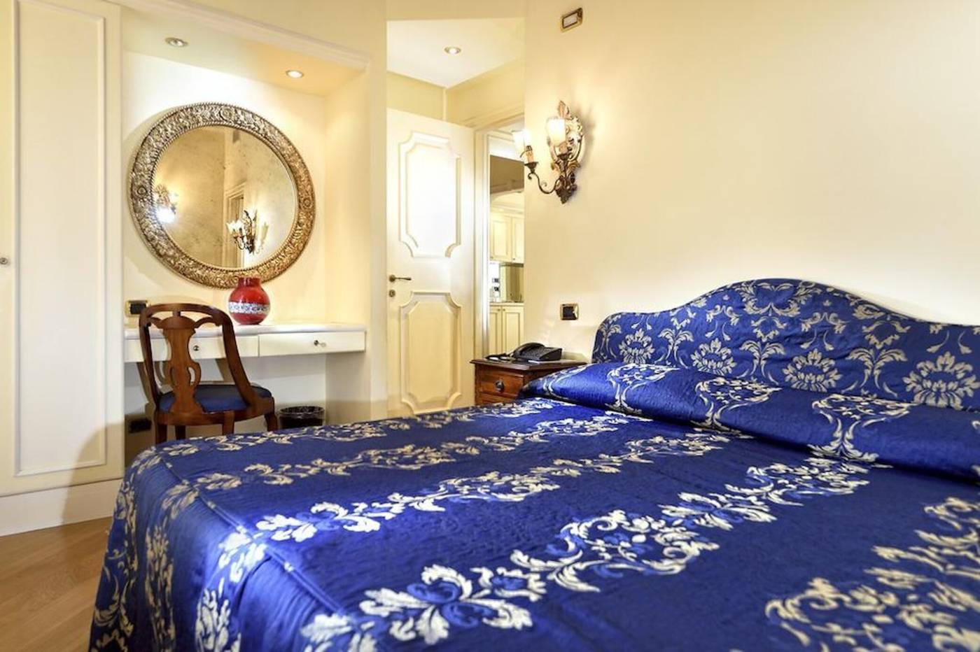 San-Marco-Luxury-a-Torre-dell--Orologio-Suites-Room-1