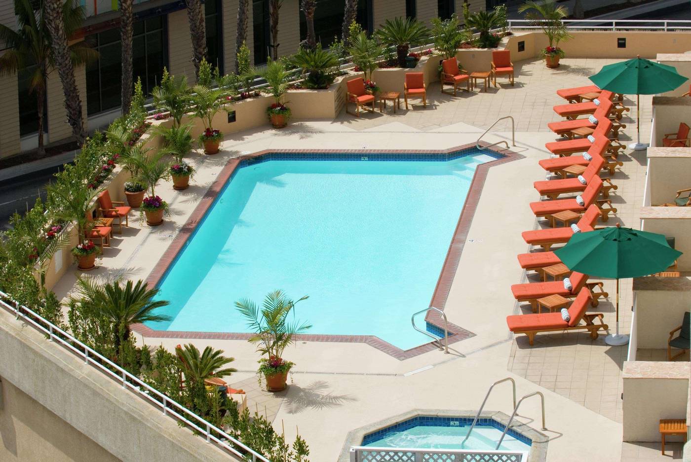 Hilton-Santa-Monica-Hotel---Suites-Pool-2