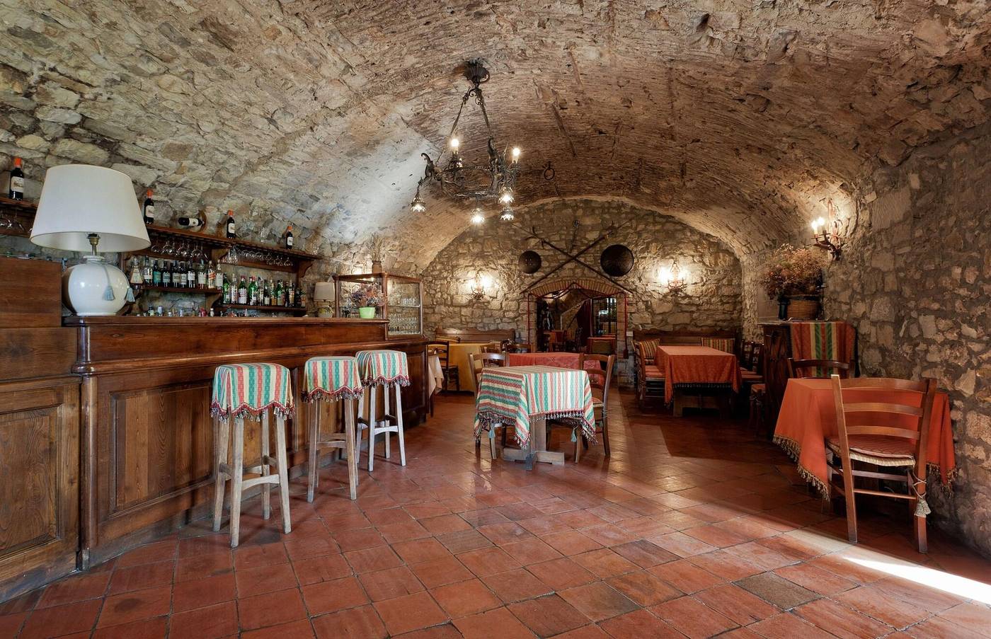 Castello-Di-Spaltenna-Bar-12
