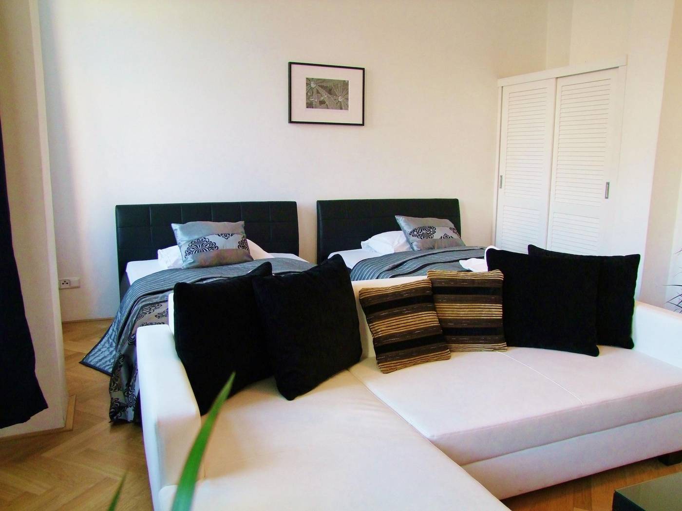 Old-Town-Square-Apartments-Room-40