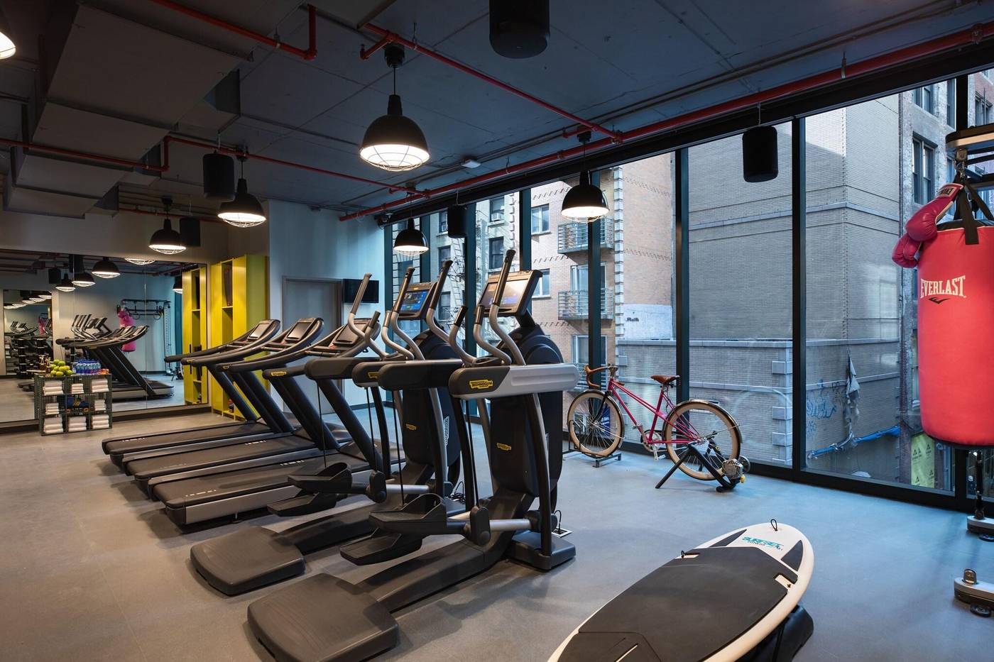 Moxy-NYC-Downtown-Sports-and-Entertainment-54