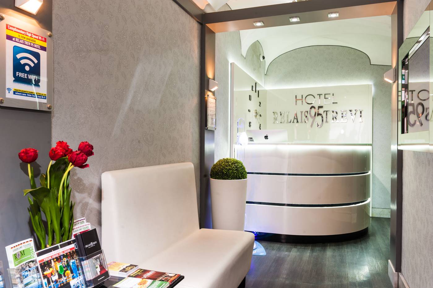 Relais-Trevi-95-Boutique-Hotel-Lobby-2