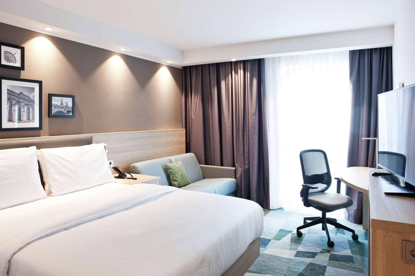 Hampton-by-Hilton-Berlin-City-East-Side-Gallery-Room-15