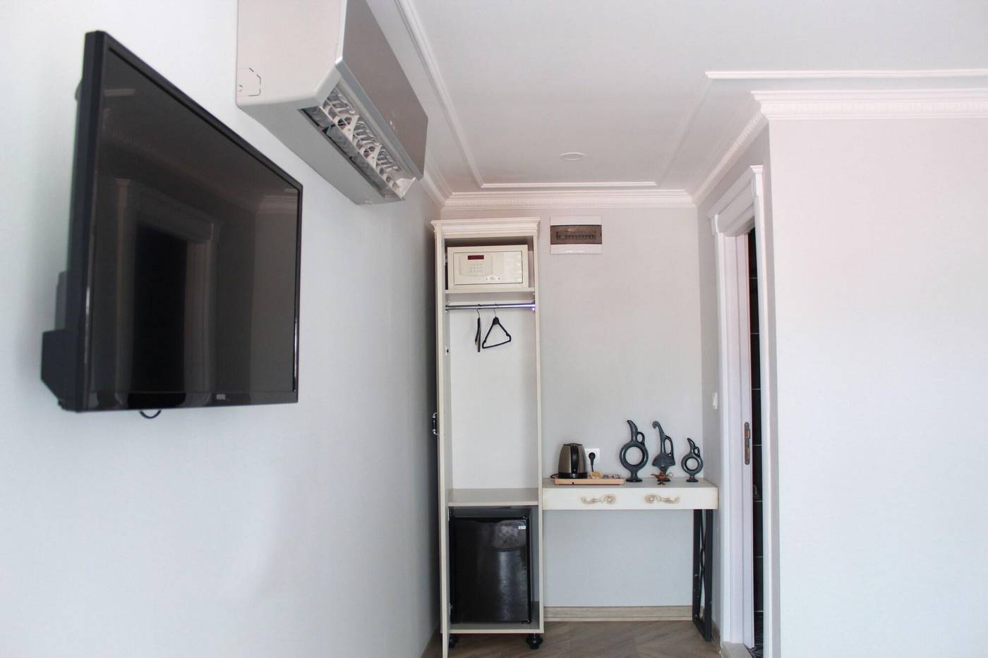 Good-Night-Hotel-Room-30