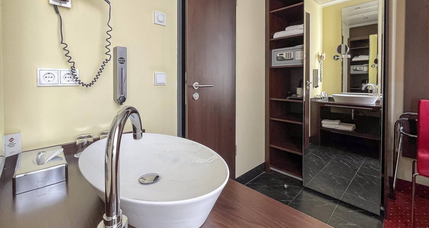 Best-Western-Plus-Plaza-Berlin-Kurfuerstendamm-Room-44