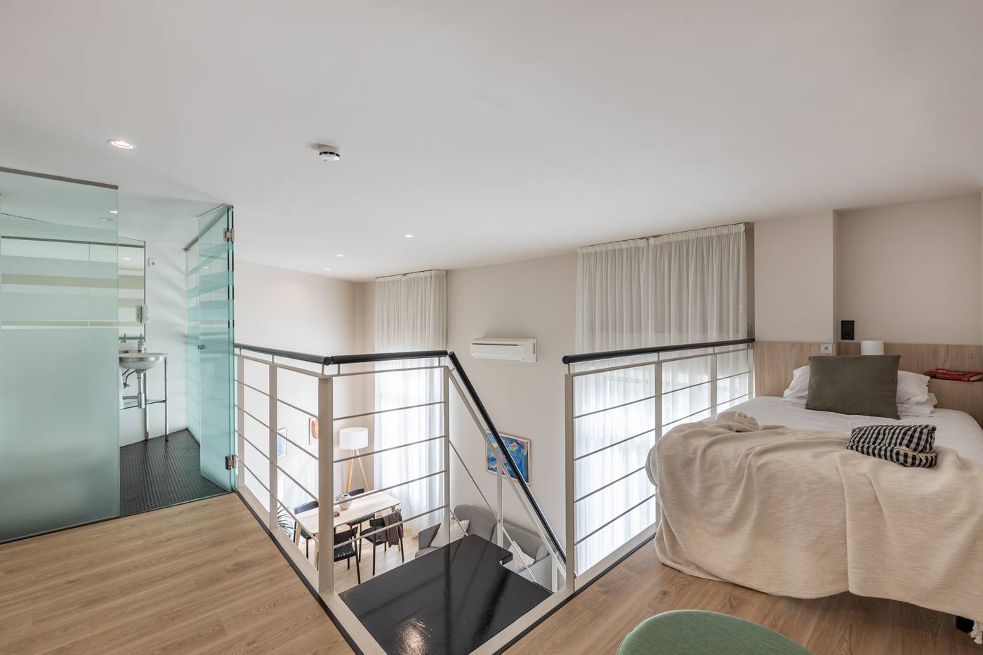 Room-Mate-Laura-Room-20