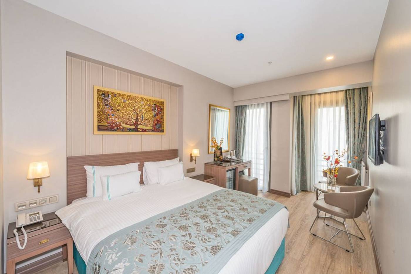 Taximist-Hotel-Room-6