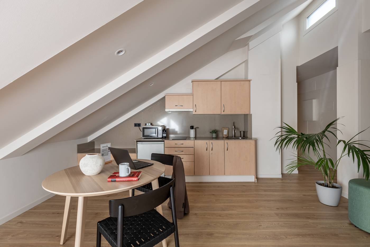 Room-Mate-Laura-Room-9