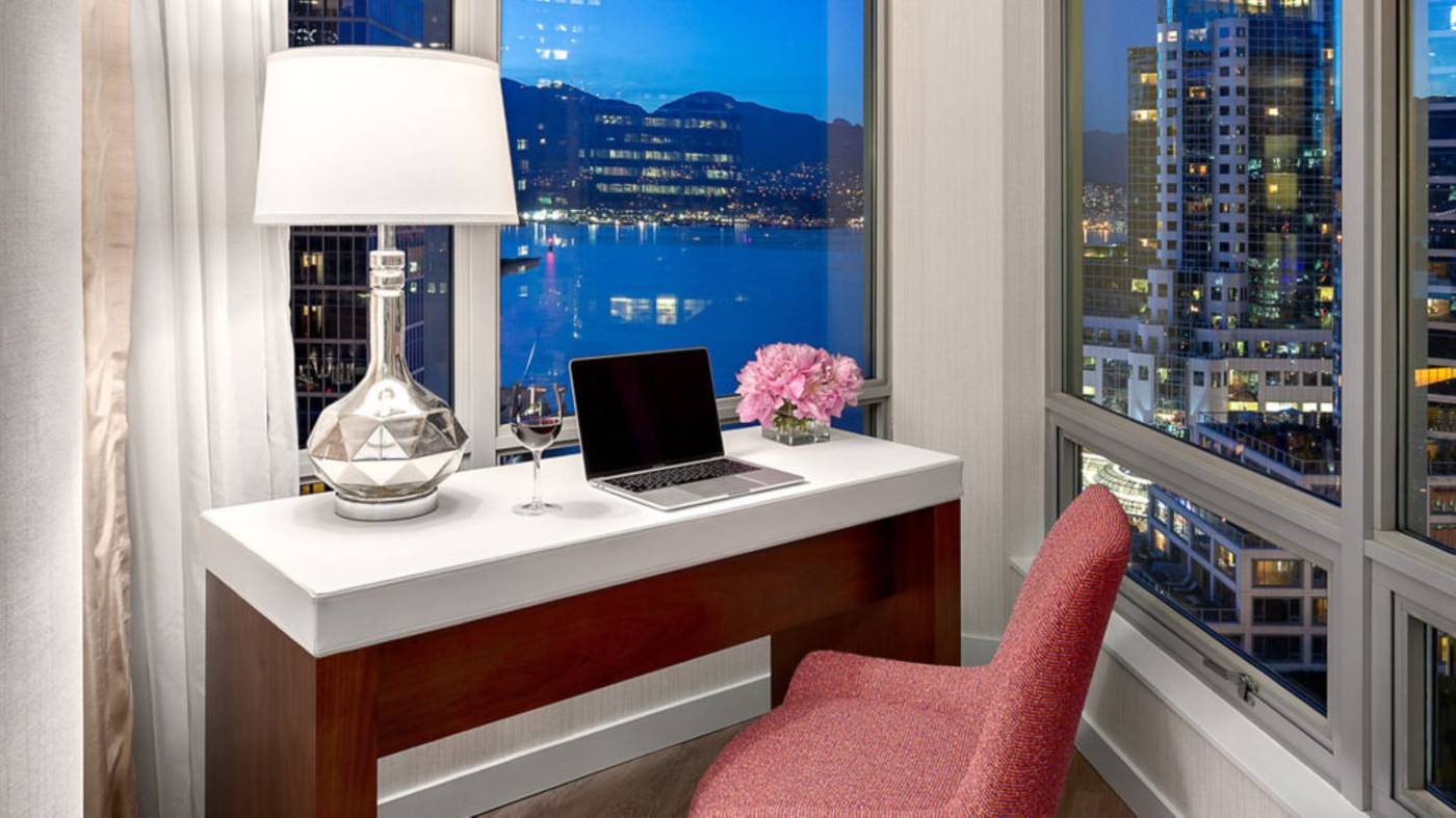 Auberge-Vancouver-Hotel-Room-12