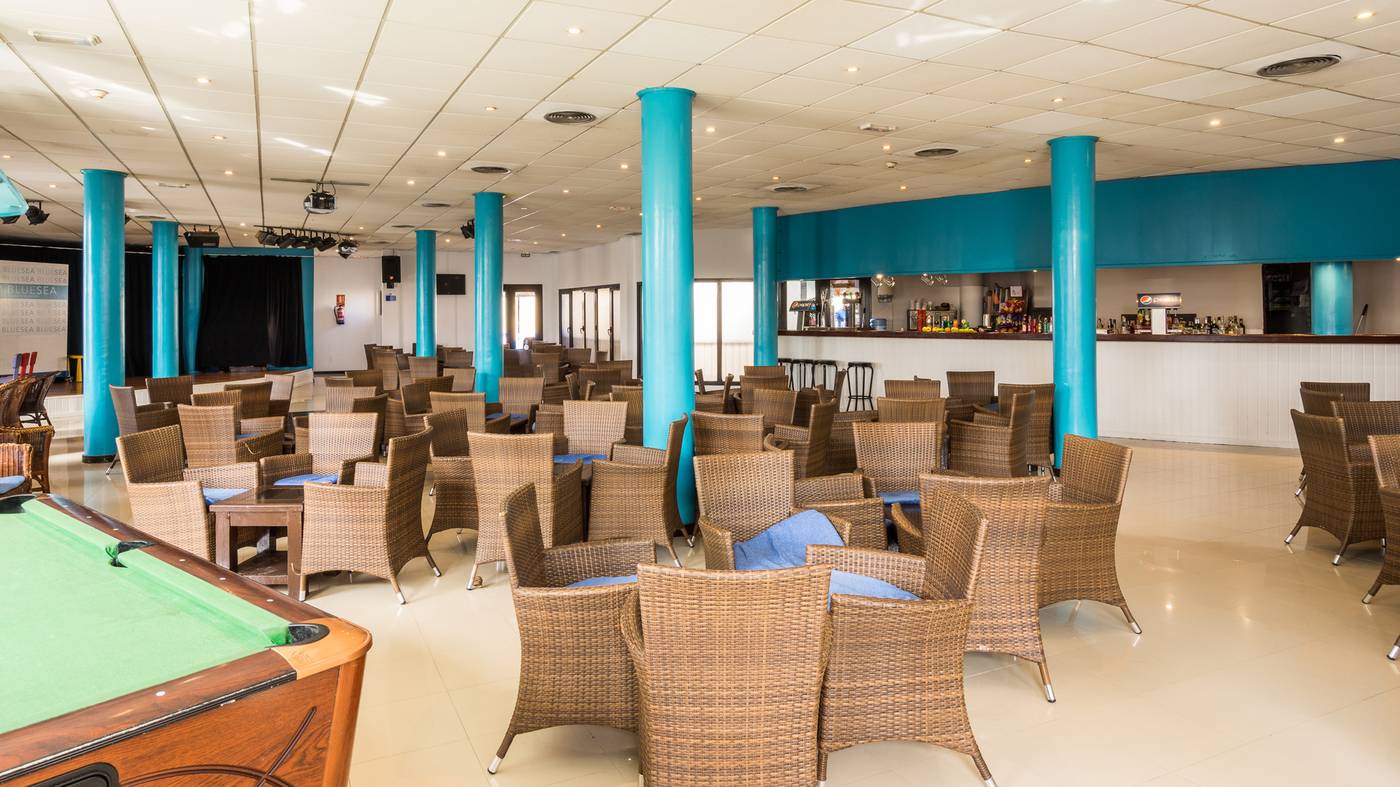 Blue-Sea-Apartamentos-Costa-Teguise-Gardens-Bar-30