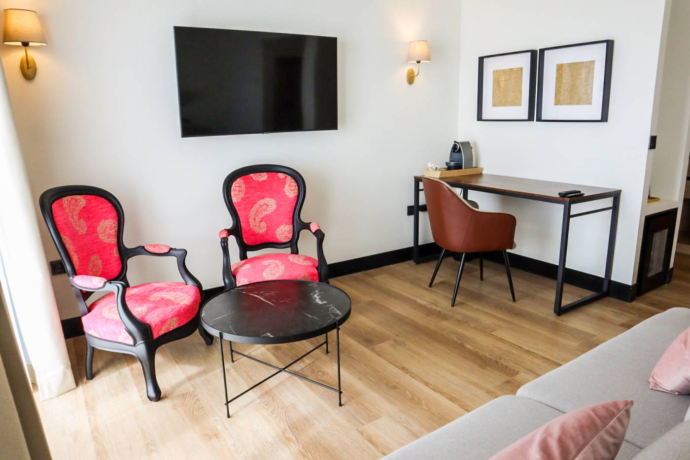 Fay-Victoria-Beach-Room-26