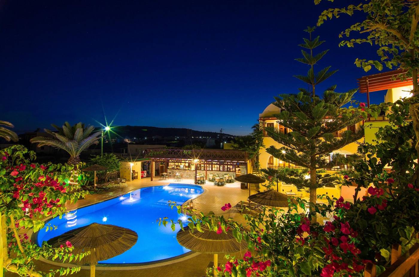 Smaragdi-Apts-Pool-1