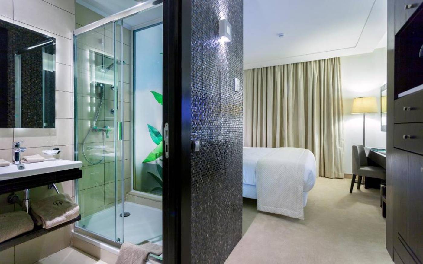 Business-Hotel-Room-7