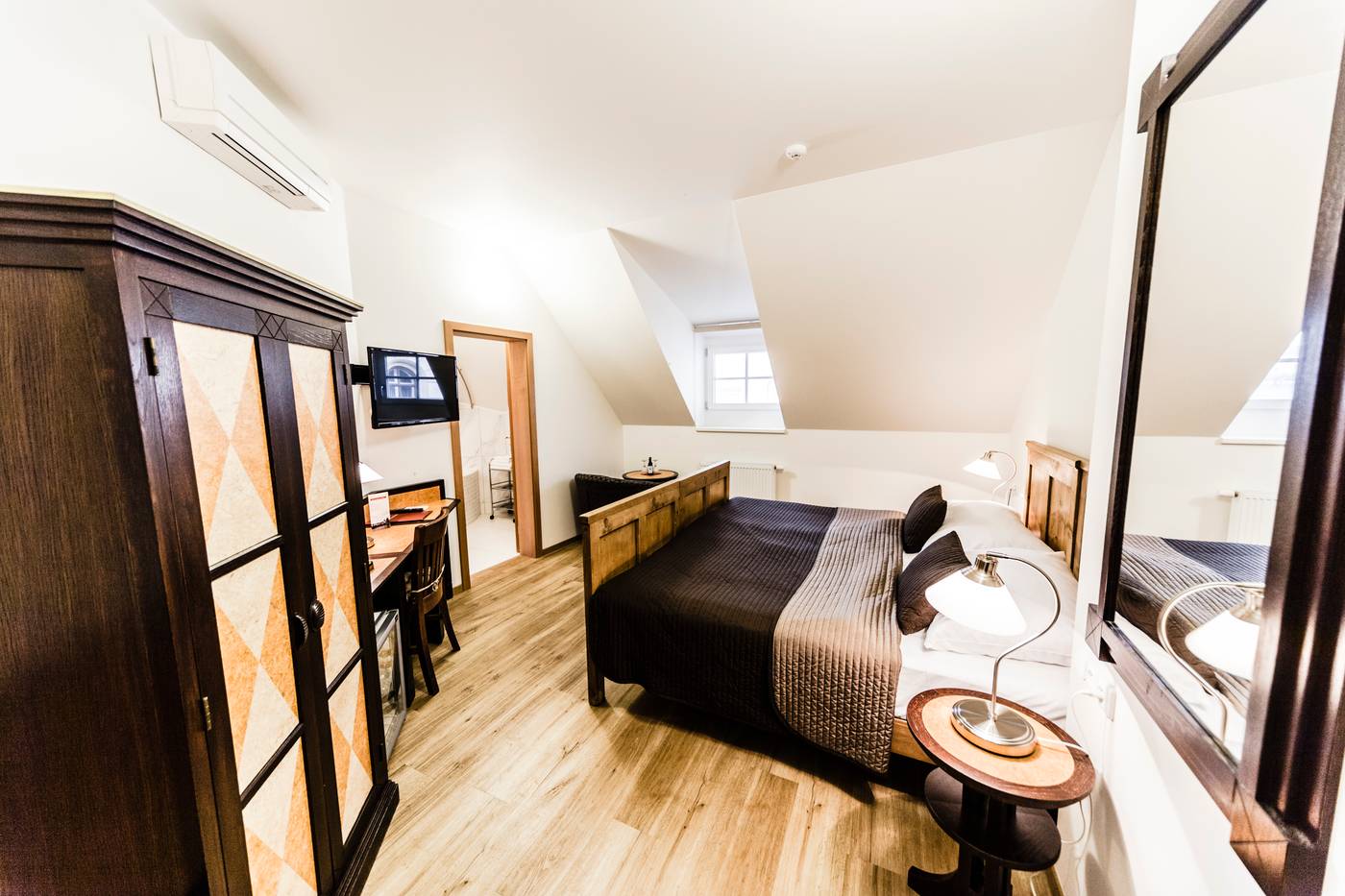 Archibald-at-the-Charles-Bridge-Room-28