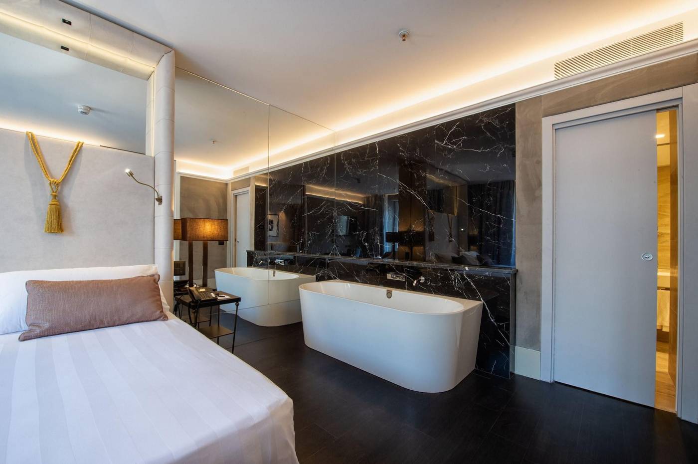 Sina-Bernini-Bristol--Autograph-Collection-Room-50