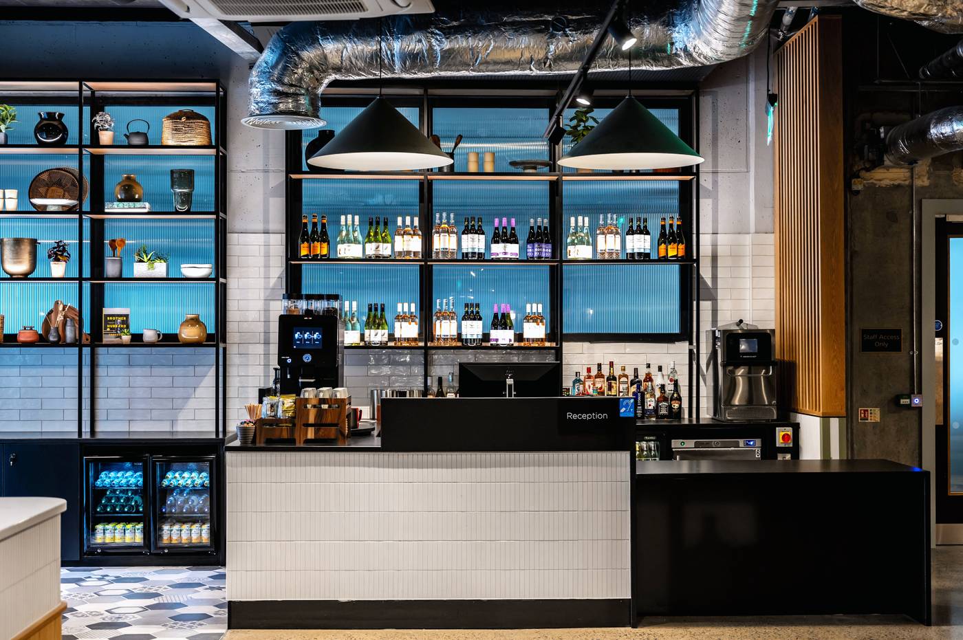 Staycity-Aparthotels-Tivoli-Bar-16