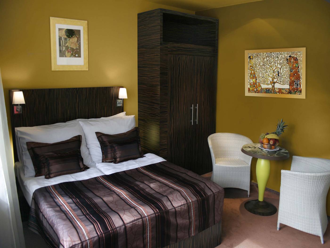 EA-Hotel-Crystal-Palace-Room-15