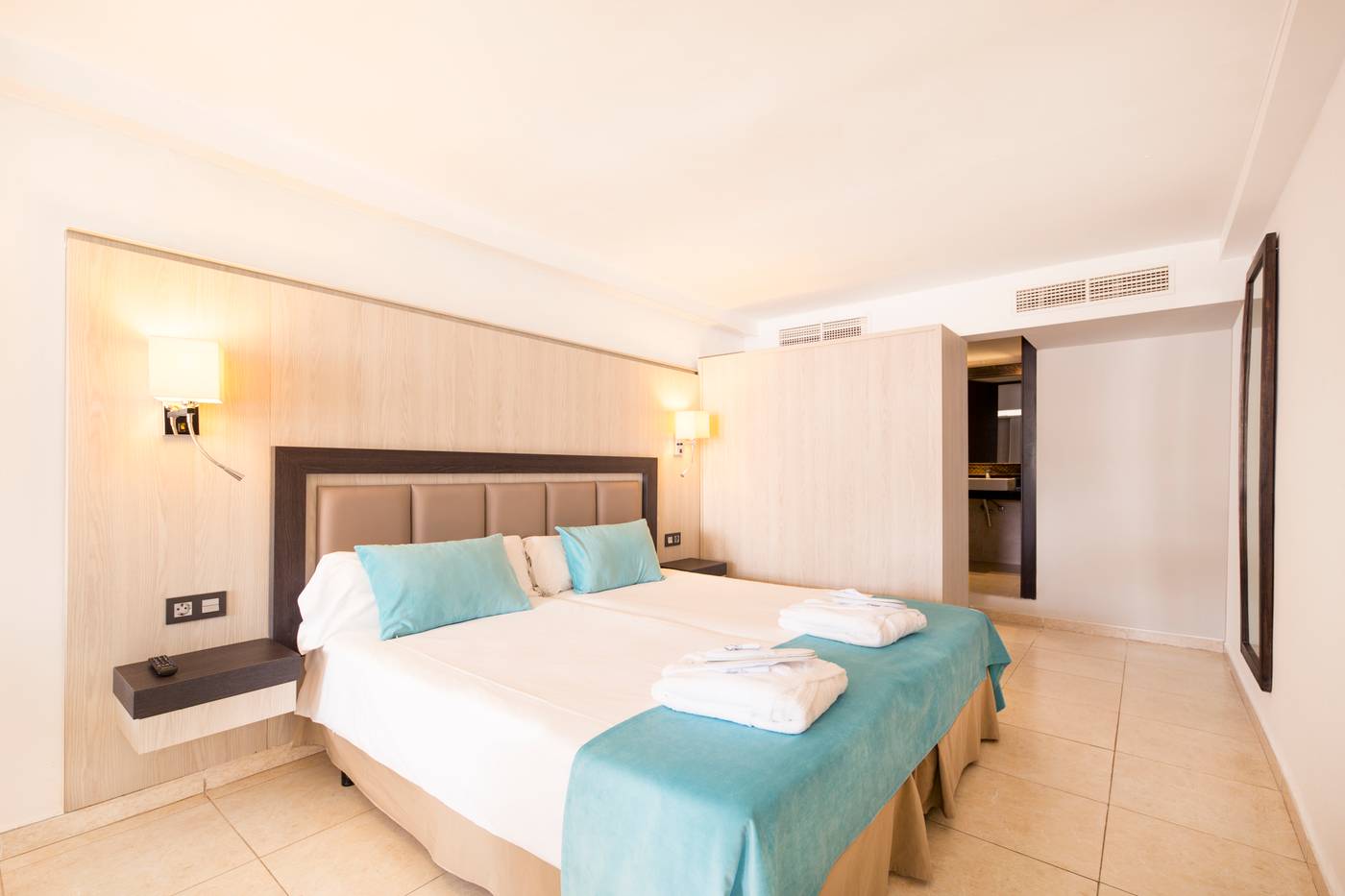 Club-Bahamas-Ibiza-Room-25