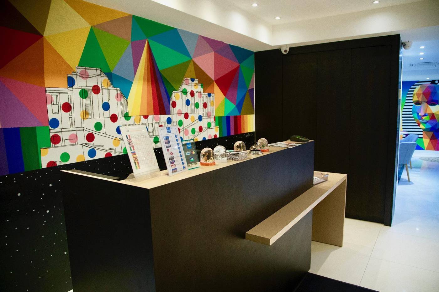 Au-Palais-de-Chaillot-Lobby-54