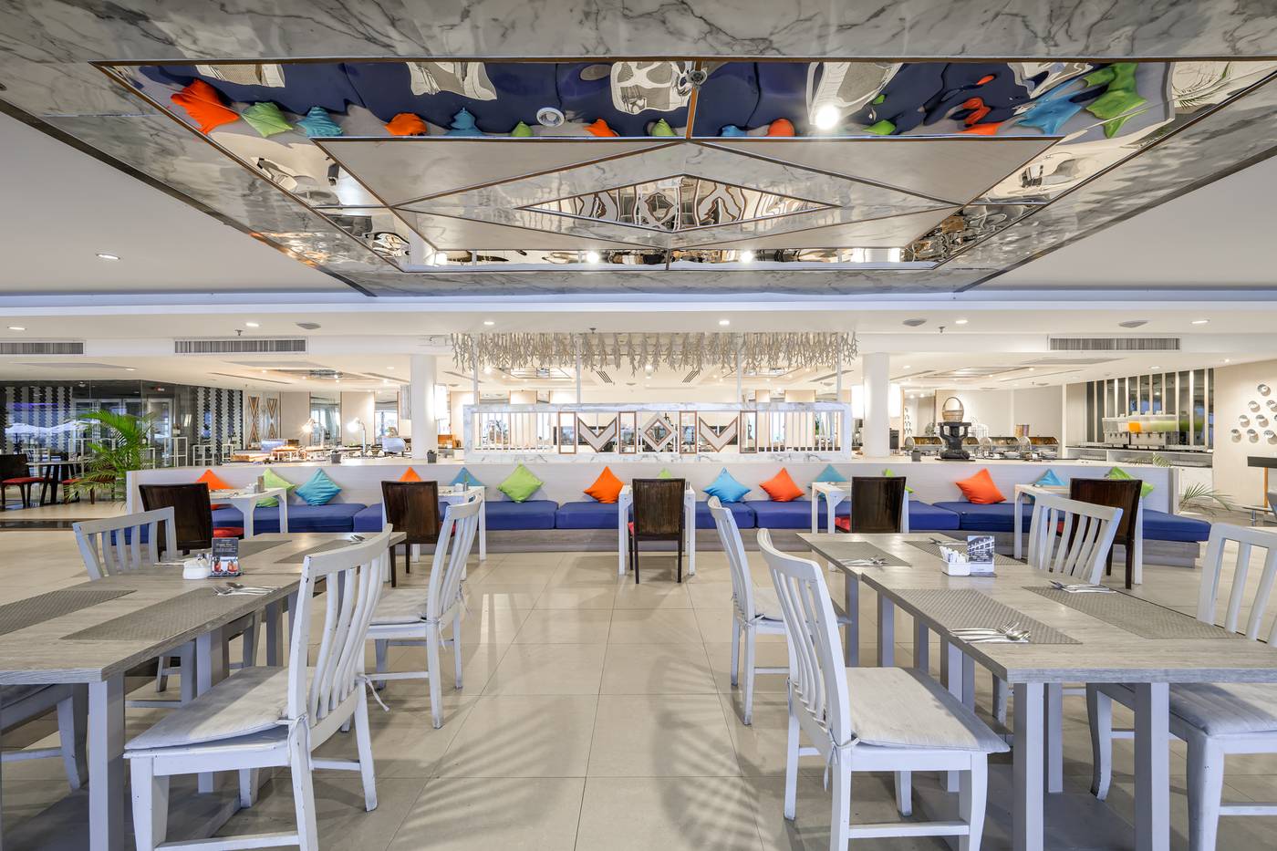 Centara-Blue-Marine-Resort-and-Spa-Phuket-Restaurant-41