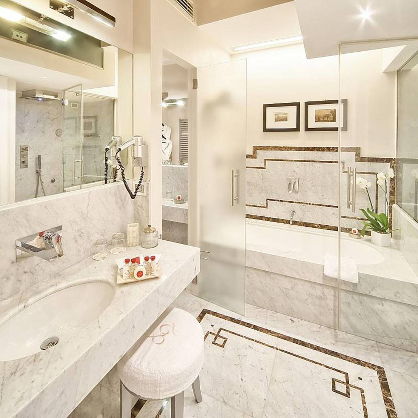 Trevi-Palace-Luxury-Inn-Room-28