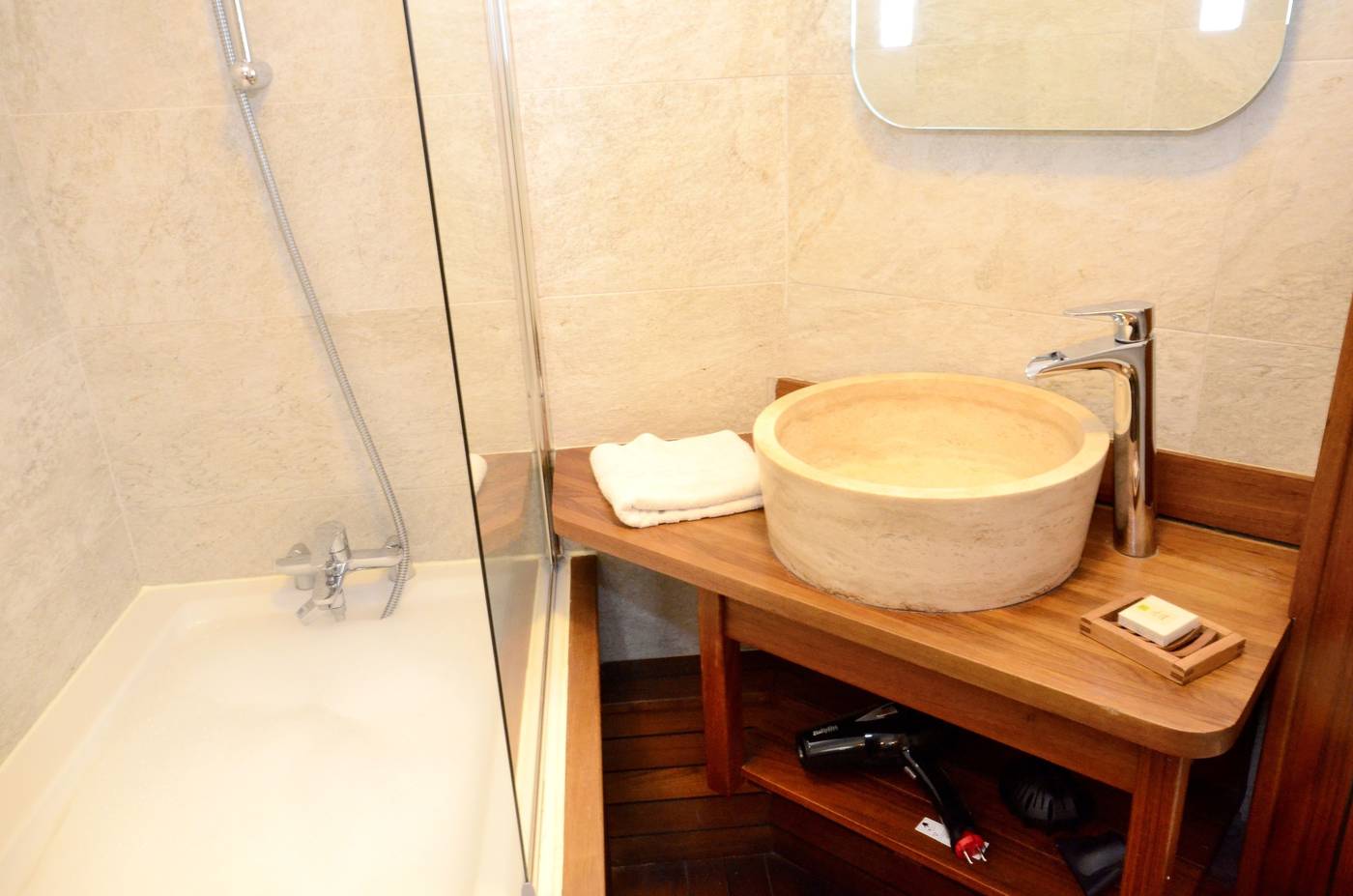 Green-Hotels-Confort-Paris-13-Room-17