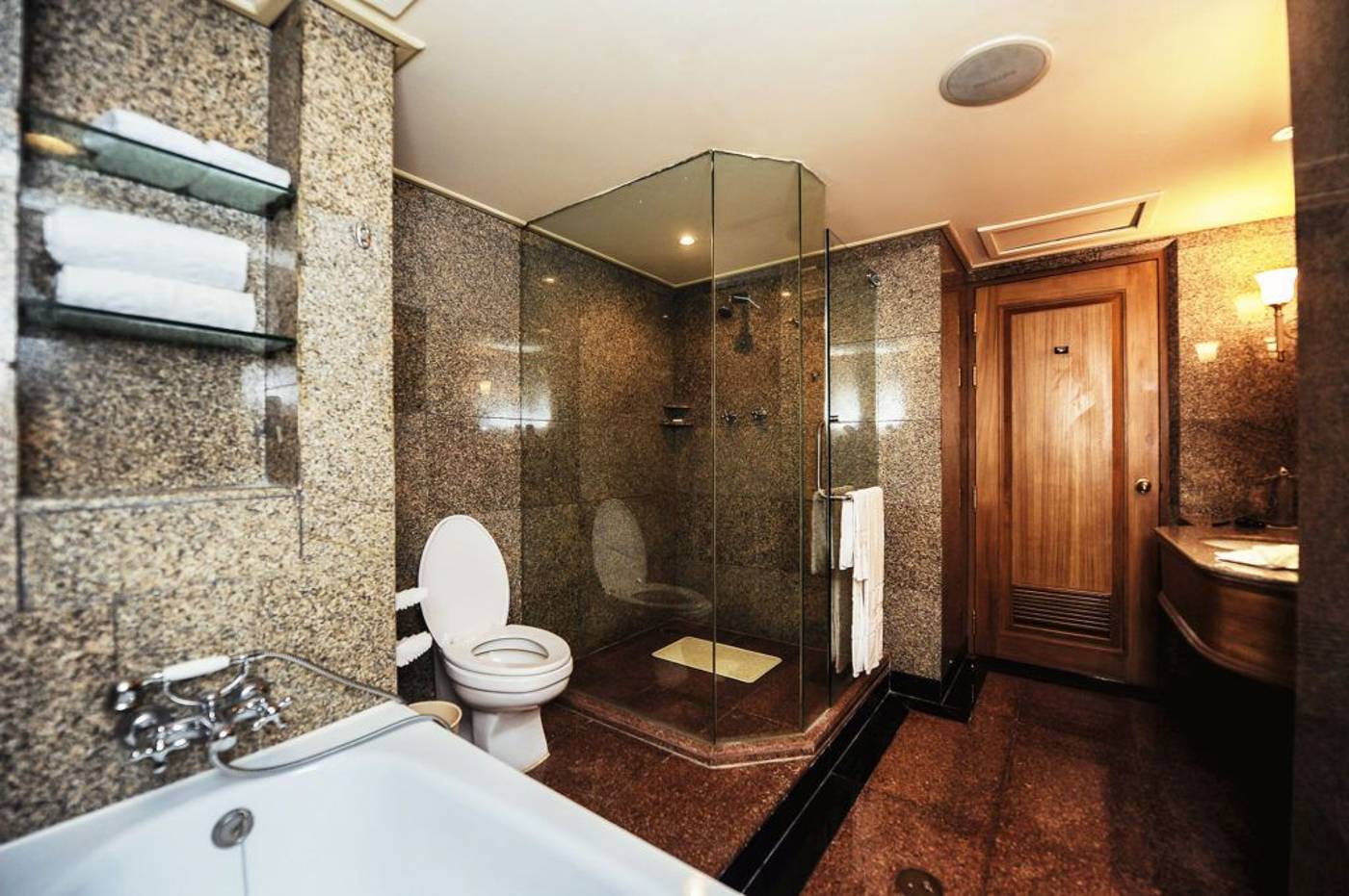 Montien-Riverside-Bangkok-Hotel-Room-54