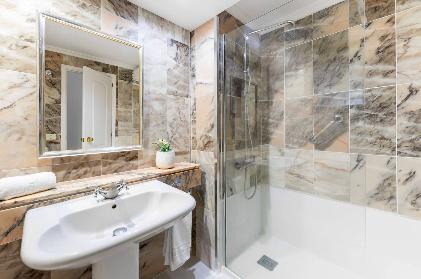 ONA-Hollywood-Mirage-Room-43